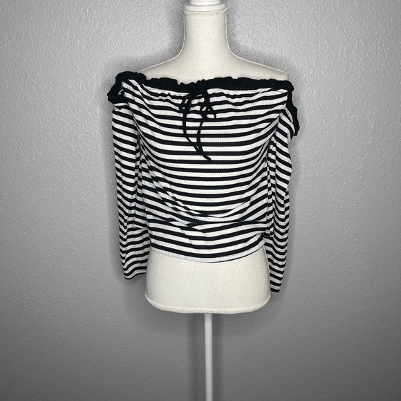 Shein Black & white cold shoulder‎ top - Picture 1 of 10